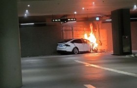 特斯拉Model X被曝“失控”加速撞墙起火 副驾车主当场身亡